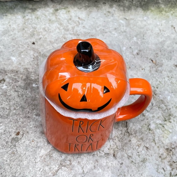 Rae Dunn TRICK OR TREAT Mug with Pumpkin Topper - Picture 2 of 5